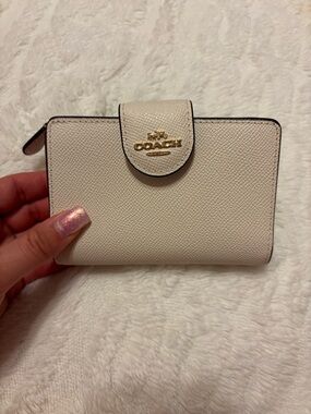 COACH Medium Corner Zip Wallet in Gold/Chalk Leather